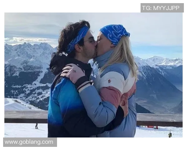 足球明星与白人妻子甜蜜生活瞬间大揭秘，感受他们的幸福与温馨时光