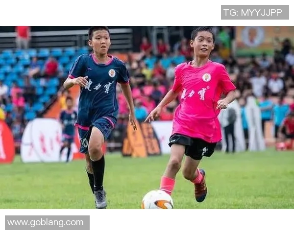 两小哥精彩模仿足球明星技艺引发热议展现青春活力与梦想追逐